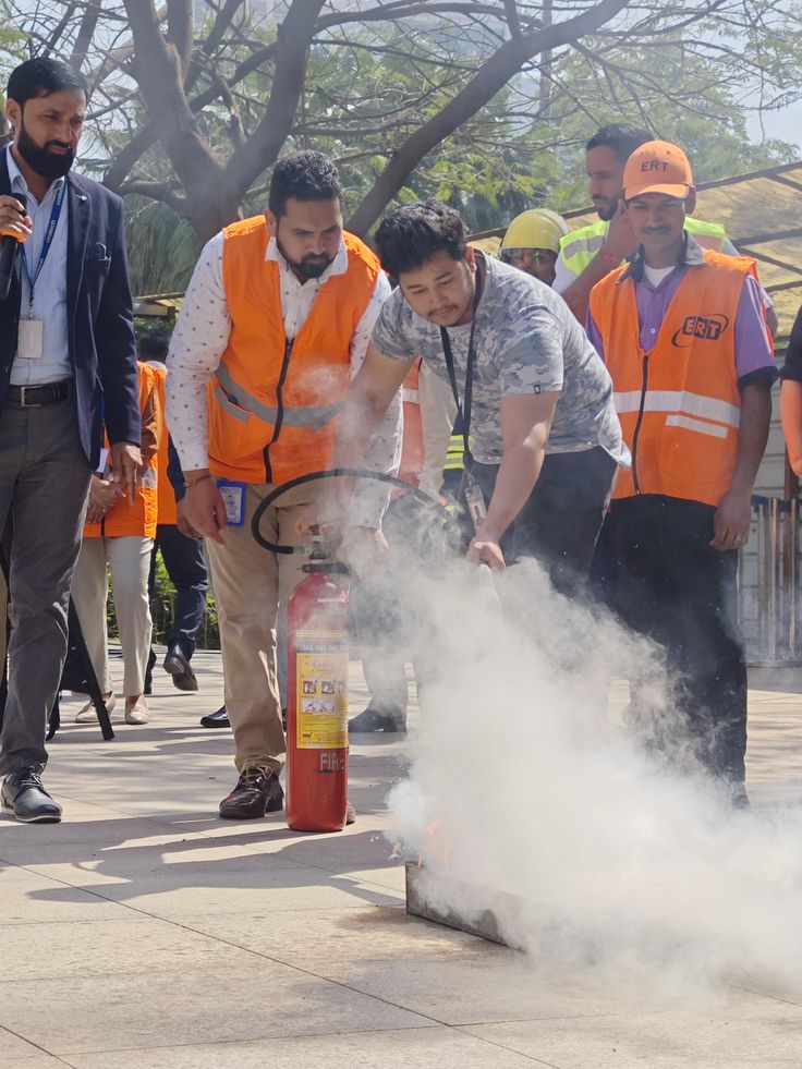 hands on fire safety training 🔥🧯 #workplacesafety #emergencypreparedness